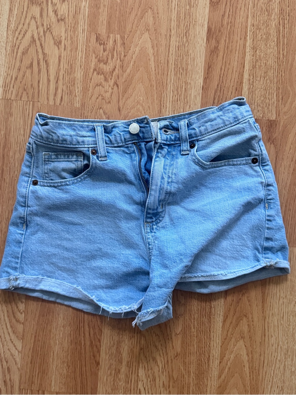 Never worn! Universal Thread Women’s 90’s Light Wash Denim Cut Off Shorts- 0R